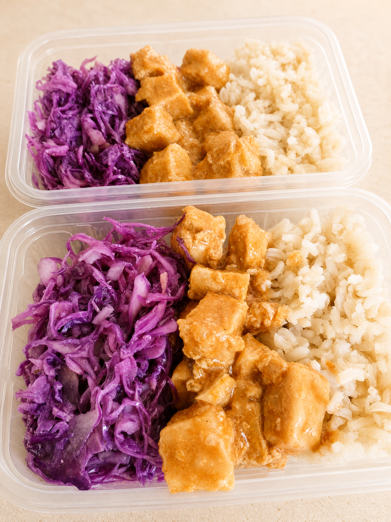 Carne Suína ao Molho Barbecue com Repolho Roxo Refogado e Arroz Integral